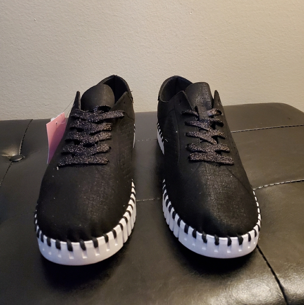 G C Lex Lace Sneakers - Black sz 9 NWT